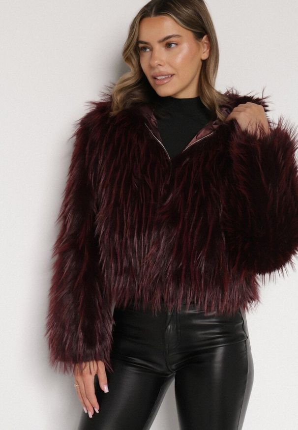 Born2be - Bordowa Kurtka Futerko na Suwak z Kapturem Zetale. Okazja: na spacer. Typ kołnierza: kaptur. Kolor: czerwony. Materiał: futro. Wzór: gładki