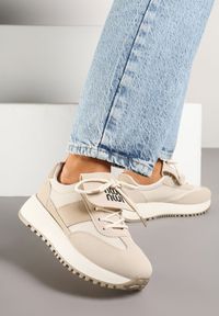 Renee - Beżowe Sneakersy na Platformie z Geometrycznym Wzorem Aluina. Okazja: na co dzień. Kolor: beżowy. Materiał: jeans. Wzór: geometria. Obcas: na platformie #6