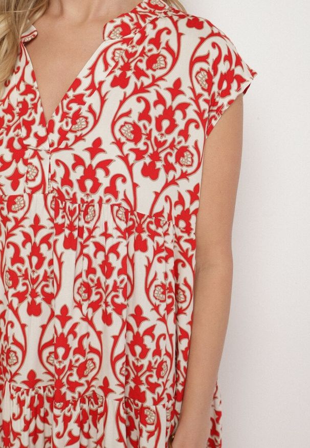 Born2be - Czerwona Bawełniane Sukienka o Rozkloszowanym Kroju Ozdobiona Falbanką Linola. Okazja: na co dzień. Kolor: czerwony. Materiał: bawełna. Wzór: aplikacja. Sezon: lato. Styl: casual, elegancki