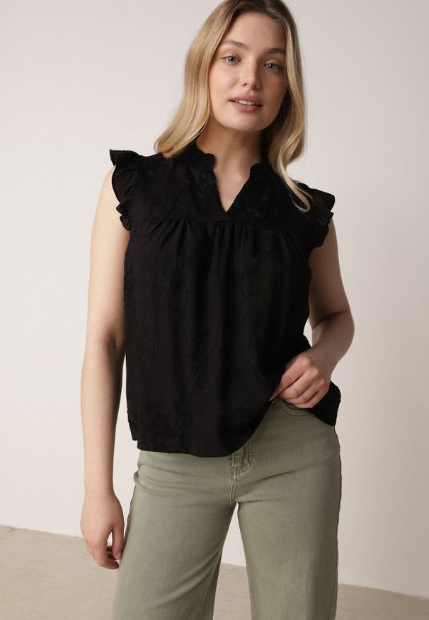 Born2be - Czarna Bawełniana Bluzka z Kwiatowym Haftem i Falbankami Sabrilato. Okazja: na co dzień, do pracy. Typ kołnierza: kołnierz z falbankami. Kolor: czarny. Materiał: bawełna. Wzór: kwiaty, haft. Styl: casual, klasyczny, elegancki