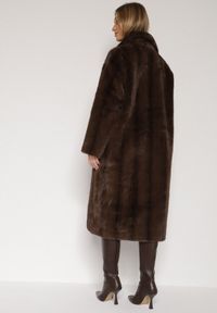 Born2be - Brązowy Płaszcz Futerko o Kroju Oversize z Kieszeniami z Klapami Namys. Okazja: na co dzień, na randkę, na spacer. Kolor: brązowy. Materiał: futro. Styl: casual #4