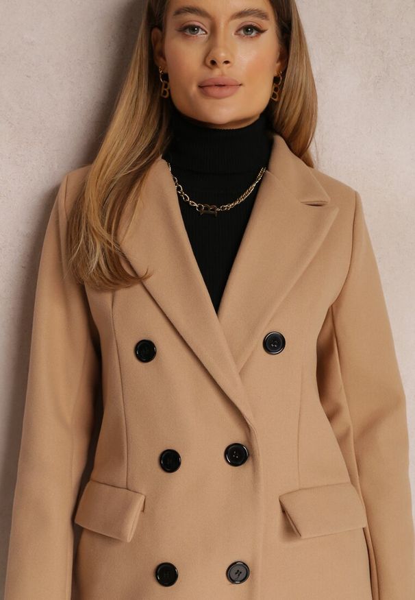 Renee - Beżowy Płaszcz Dwurzędowy Aminirn. Kolor: beżowy. Długość rękawa: długi rękaw. Długość: długie. Sezon: jesień, wiosna. Styl: klasyczny, elegancki