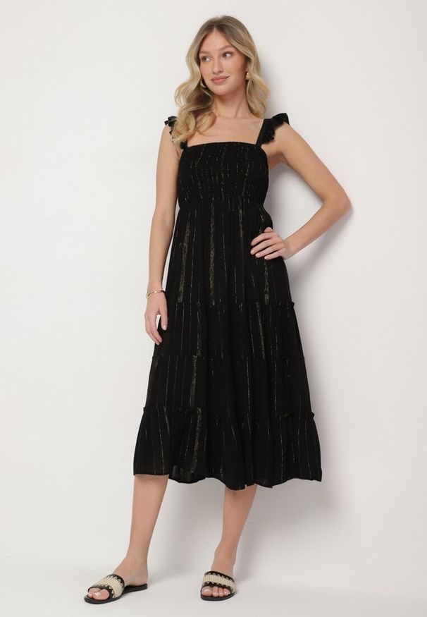 Born2be - Czarna Wiskozowa Sukienka na Ramiączkach Zdobiona Metaliczną Nicią Iffrisse. Okazja: na co dzień. Kolor: czarny. Materiał: wiskoza. Długość rękawa: na ramiączkach. Wzór: aplikacja. Styl: casual