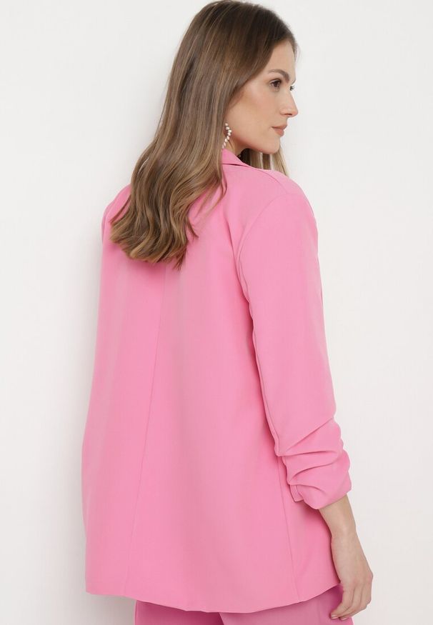 Born2be - Różowa Marynarka Bez Zapięć z Ozdobnym Marszczeniem i Imitacją Kieszeni Phelotis. Okazja: na spotkanie biznesowe, do pracy, na co dzień. Kolor: różowy. Materiał: jeans, tkanina. Wzór: aplikacja, gładki, jednolity. Styl: elegancki, casual, biznesowy