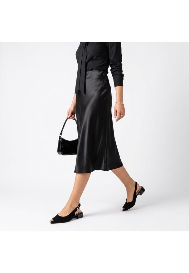 Czółenka damskie S.Barski, cholewka ze skóry naturalnej zamszowej elegancki fason slingback niski stabilny obcas, czarne, CR61-3050. Okazja: na spotkanie biznesowe. Zapięcie: klamry. Kolor: czarny. Materiał: zamsz, skóra. Szerokość cholewki: normalna. Obcas: na obcasie. Styl: elegancki. Wysokość obcasa: średni