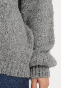 Born2be - Ciemnoszary Sweter o Klasycznym Prostym Kroju z Domieszką Wełny i Wiskozy Sezisya. Okazja: na co dzień. Kolor: szary. Materiał: wełna, wiskoza. Długość rękawa: długi rękaw. Długość: długie. Wzór: aplikacja. Sezon: zima, jesień. Styl: klasyczny #7