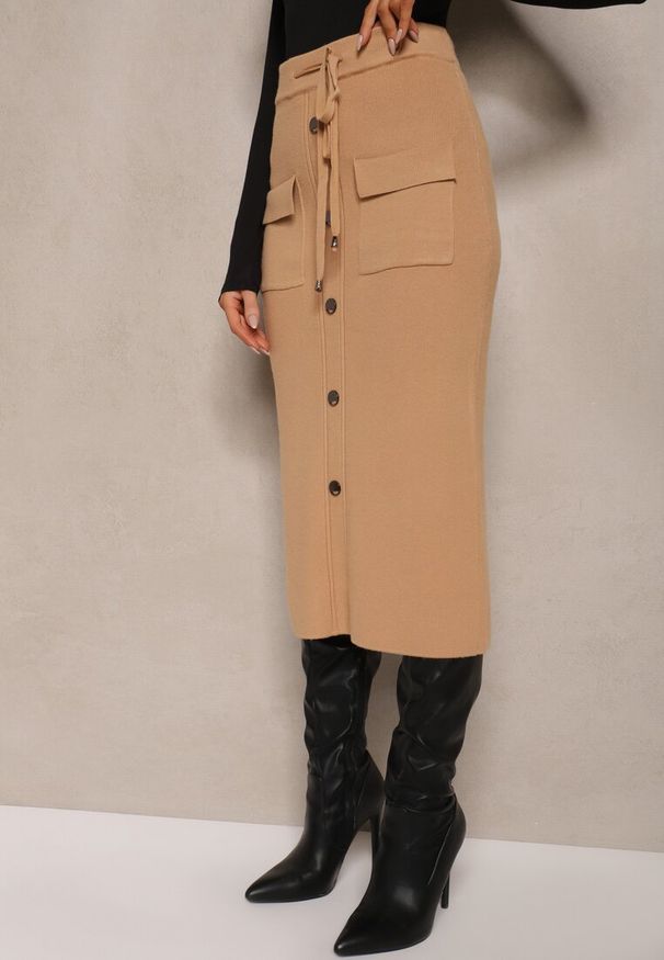 Renee - Beżowa Spódnica Ołówkowa z Kaszmirem High Waist z Ozdobnymi Guzikami i Kieszeniami Edithwen. Okazja: na co dzień. Stan: podwyższony. Kolor: beżowy. Materiał: kaszmir. Styl: klasyczny, casual, elegancki