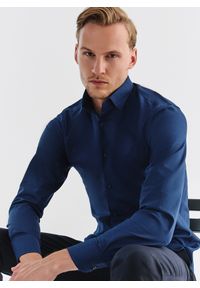 Pako Lorente - PAKO LORENTE – Gładka elegancka koszula męska w kolorze granatowym. Typ kołnierza: kołnierzyk klasyczny. Kolor: niebieski. Materiał: bawełna. Długość rękawa: długi rękaw. Długość: długie. Wzór: gładki. Styl: elegancki #9