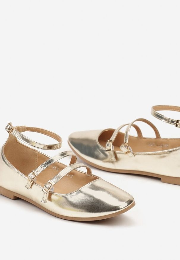 Born2be - Złote Eleganckie Balerinki z Ozdobnymi Paseczkami i Klamerkami Leritala. Okazja: do pracy. Kolor: złoty. Materiał: len. Sezon: lato. Obcas: na płaskiej podeszwie. Styl: elegancki