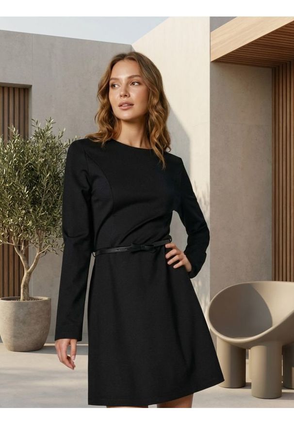 Sinsay - Klasyczna sukienka mini z paskiem i wiskozą - czarny. Kolor: czarny. Materiał: wiskoza. Styl: klasyczny. Długość: mini