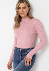 Born2be - Różowy Dopasowany Sweter Golf z Ozdobnymi Guzikami Oppanla. Typ kołnierza: golf. Kolor: różowy. Materiał: tkanina, dzianina. Długość rękawa: długi rękaw. Długość: długie. Wzór: aplikacja