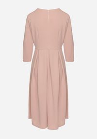 Born2be - Jasnoróżowa Rozkloszowana Sukienka z Rękawem 3/4 Nomiel. Typ kołnierza: dekolt w kształcie V. Kolor: różowy. Typ sukienki: rozkloszowane. Styl: klasyczny, elegancki #7