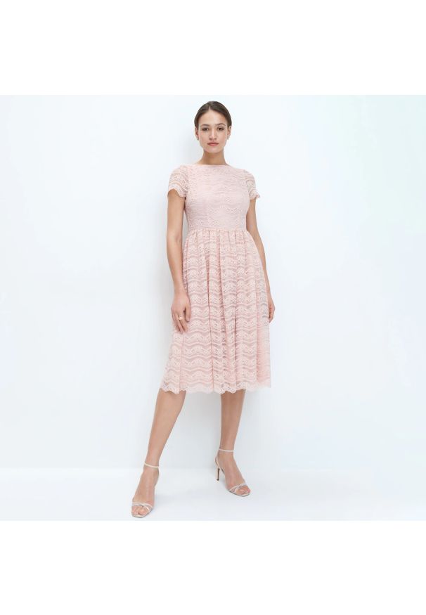 Mohito - Koronkowa sukienka midi - Różowy. Kolor: różowy. Materiał: koronka. Długość: midi