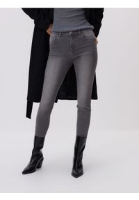 Reserved - Jeansy slim fit push up - jasnoszary. Kolor: szary