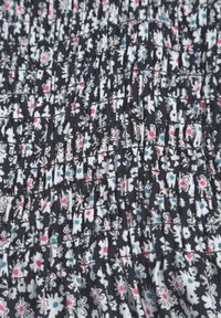 Renee - Czarno-Biała Sukienka z Bawełny na Ramiączkach z Rozkloszowaniem i Marszczoną Górą Risetto. Kolor: czarny. Materiał: bawełna. Długość rękawa: na ramiączkach. Sezon: lato #6