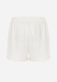 Renee - Jasnobeżowe Szorty High Waist z Wiskozą i Bawełną Ozdobione Koronką i Gumką w Pasie Tadea. Stan: podwyższony. Kolor: beżowy. Materiał: wiskoza, bawełna, koronka. Wzór: aplikacja, koronka. Sezon: lato. Styl: elegancki, klasyczny #8