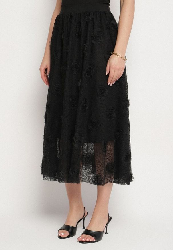 Born2be - Czarna Rozkloszowana Spódnica ze Strukturalnej Tkaniny z Gumką w Talii Folenne. Okazja: na co dzień. Kolor: czarny. Materiał: tkanina. Styl: elegancki, casual