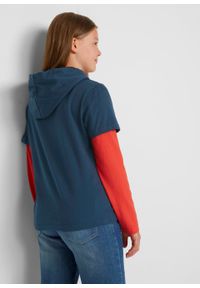 Shirt dziewczęcy z kapturem i w optyce 2 w 1 (2 szt.), bawełna organiczna bonprix ciemnoniebiesko-czerwony sygnałowy. Typ kołnierza: kaptur. Kolor: niebieski. Materiał: bawełna #4