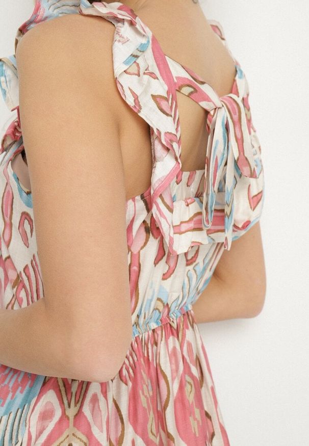 Born2be - Różowa Rozkloszowana Sukienka z Wiskozą Wiązana na Plecach w Print Boho Turielia. Okazja: na spacer. Kolor: różowy. Materiał: wiskoza. Długość rękawa: na ramiączkach. Wzór: nadruk. Sezon: lato. Styl: boho