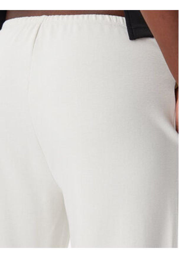 Calvin Klein Jeans Spodnie dresowe J20J225537 Écru Straight Fit. Materiał: bawełna