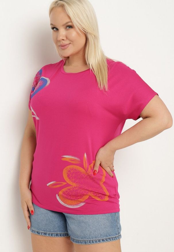 Born2be - Ciemnoróżowy Klasyczny T-shirt z Bawełny Ozdobiony Nadrukiem i Cyrkoniami Kristinae. Okazja: na co dzień. Kolor: różowy. Materiał: bawełna. Wzór: aplikacja, nadruk. Styl: klasyczny