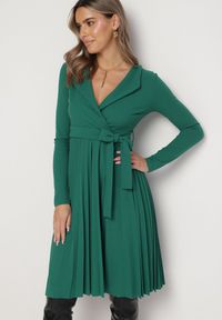 Born2be - Zielona Midi Sukienka z Plisowanym Dołem i Kopertowym Dekoltem z Materiałowym Paskiem Obebba. Kolor: zielony. Materiał: materiał. Typ sukienki: kopertowe. Styl: elegancki. Długość: midi #1