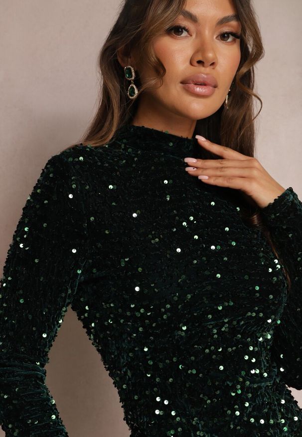 Renee - Ciemnozielona Cekinowa Sukienka Mini z Półgolfem Rottamia. Kolor: zielony. Wzór: aplikacja. Długość: mini