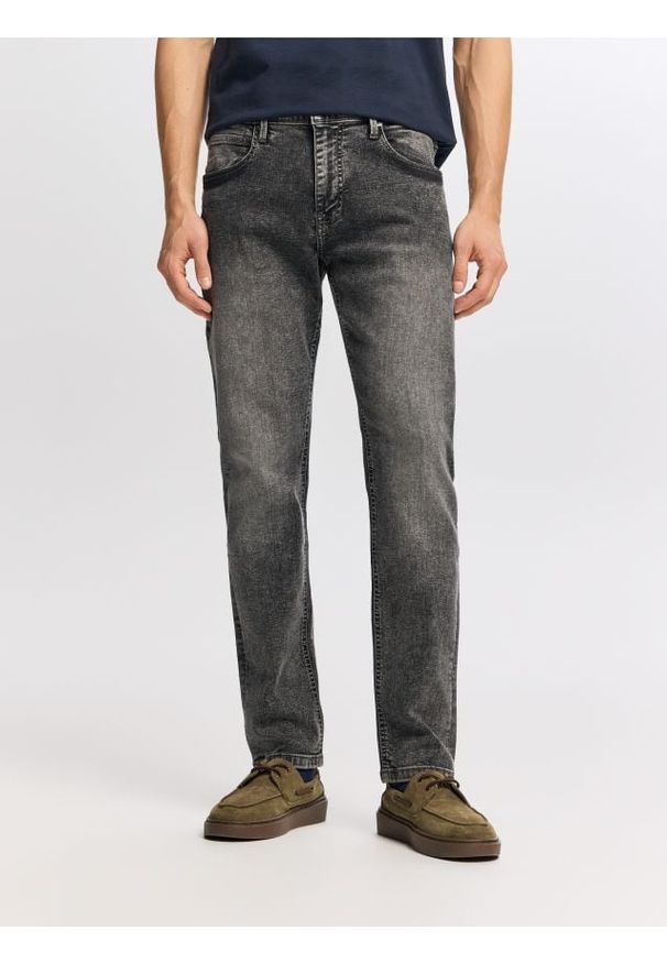 Reserved - Jeansy slim z efektem sprania - szary. Kolor: szary