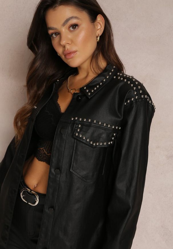 Renee - Czarna Koszula z Imitacji Skóry z Nitami Carleton. Okazja: na co dzień. Kolor: czarny. Materiał: skóra. Wzór: aplikacja. Sezon: zima, jesień. Styl: klasyczny, elegancki, casual