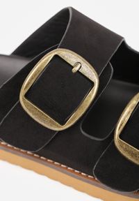 Renee - Czarne Klapki VICES Ozdobione Dużymi Klamrami Jenniviane. Nosek buta: otwarty. Kolor: czarny. Materiał: skóra, zamsz. Wzór: aplikacja. Sezon: lato. Obcas: na obcasie. Wysokość obcasa: niski #5