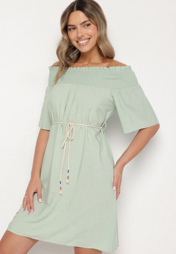 Born2be - Zielona Sukienka z Wiskozą Bawełną Hiszpańskim Dekoltem i Sznurkiem Lilarenne. Okazja: na co dzień. Kolor: zielony. Materiał: bawełna, wiskoza. Sezon: lato. Styl: casual, elegancki