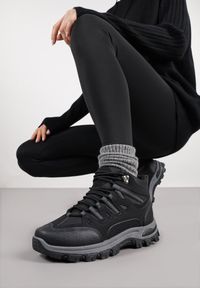 Renee - Czarne Buty Trekkingowe Traperki Vices ze Sznurowaną Cholewką Afellie. Kolor: czarny. Szerokość cholewki: normalna