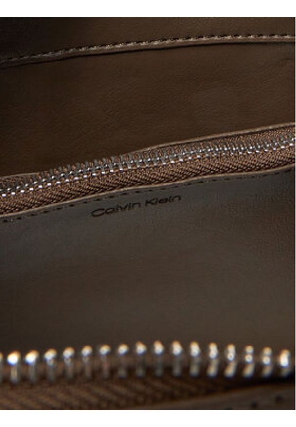Calvin Klein Torebka Hardware Strap Hobo Shoulder Bag K60K613031 Brązowy. Kolor: brązowy. Materiał: skórzane