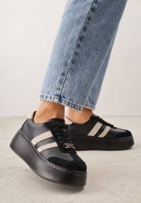 Renee - Czarno-Beżowe Sneakersy na Platformie ze Skóry Naturalnej Ozdobione Paskami Sovimi. Okazja: na co dzień. Zapięcie: pasek. Kolor: czarny. Materiał: skóra. Wzór: aplikacja. Obcas: na platformie #5