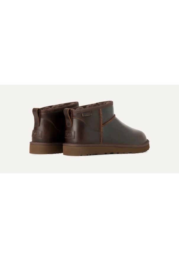 Ugg - Śniegowce męskie UGG Classic Ultra Mini Leather Regenerate Boot. Okazja: na plażę. Kolor: brązowy. Materiał: materiał. Sezon: jesień, lato, zima. Styl: młodzieżowy