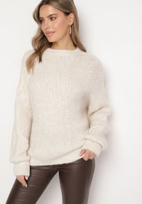 Born2be - Jasnobeżowy Sweter o Klasycznym Prostym Kroju z Domieszką Wełny i Wiskozy Sezisya. Okazja: na co dzień. Kolor: beżowy. Materiał: wełna, wiskoza. Długość rękawa: długi rękaw. Długość: długie. Wzór: aplikacja. Sezon: zima, jesień. Styl: klasyczny