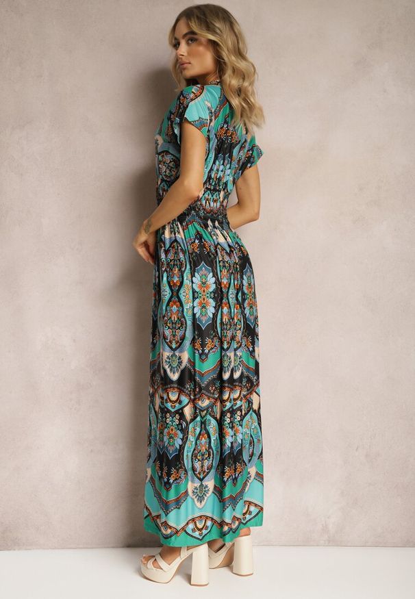 Renee - Zielona Długa Sukienka z Kopertowym Dekoltem i Wzorem Etno z Wiskozy Algrisa. Okazja: na spacer. Kolor: zielony. Materiał: wiskoza. Sezon: lato. Typ sukienki: kopertowe. Styl: etno. Długość: maxi