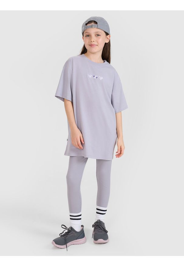 4f - 4F Legginsy dzianinowe dziewczęce - szare 122 (6-7 lat). Okazja: na co dzień. Stan: podwyższony. Kolor: szary. Materiał: dzianina. Wzór: prążki. Sezon: lato. Styl: klasyczny, sportowy, casual
