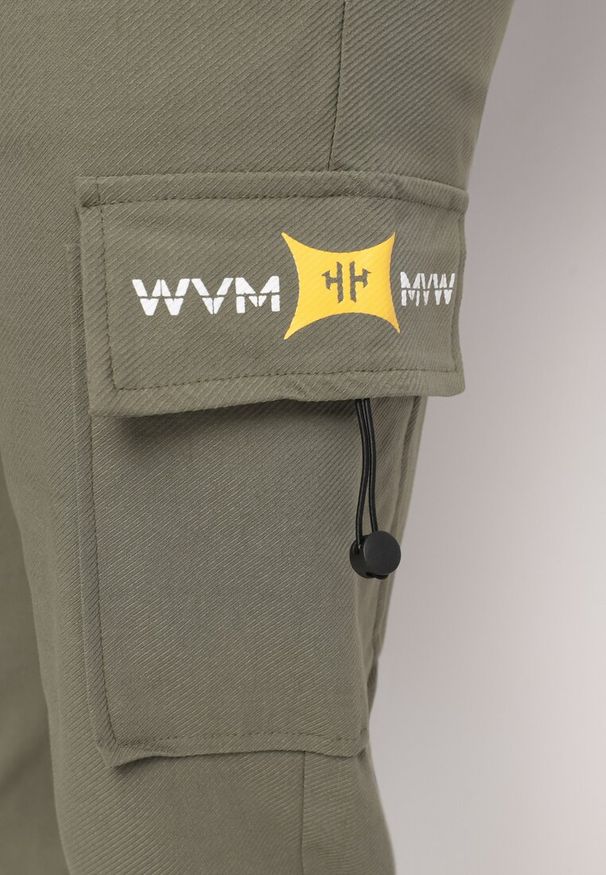 Born2be - Zielone Spodnie Cargo z Bawełną Ozdobione Napisem i Gumką w Pasie Tarionna. Okazja: na co dzień. Kolor: zielony. Materiał: bawełna. Wzór: napisy, aplikacja. Styl: casual