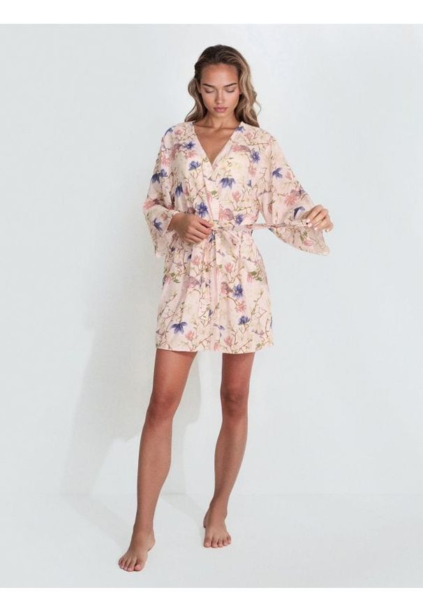 Sinsay - Wiskozowy szlafrok z kwiatowym wzorem i paskiem - różowy. Kolor: różowy. Materiał: wiskoza. Wzór: kwiaty