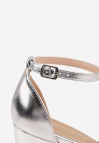 Renee - Srebrne Sandały VICES na Słupku i Grubej Podeszwie z Wkładką ze Skóry Naturalnej Adeia. Okazja: na urodziny, na wesele, na ślub cywilny, na imprezę. Zapięcie: pasek. Kolor: srebrny. Materiał: skóra. Sezon: lato. Obcas: na słupku. Styl: elegancki #5