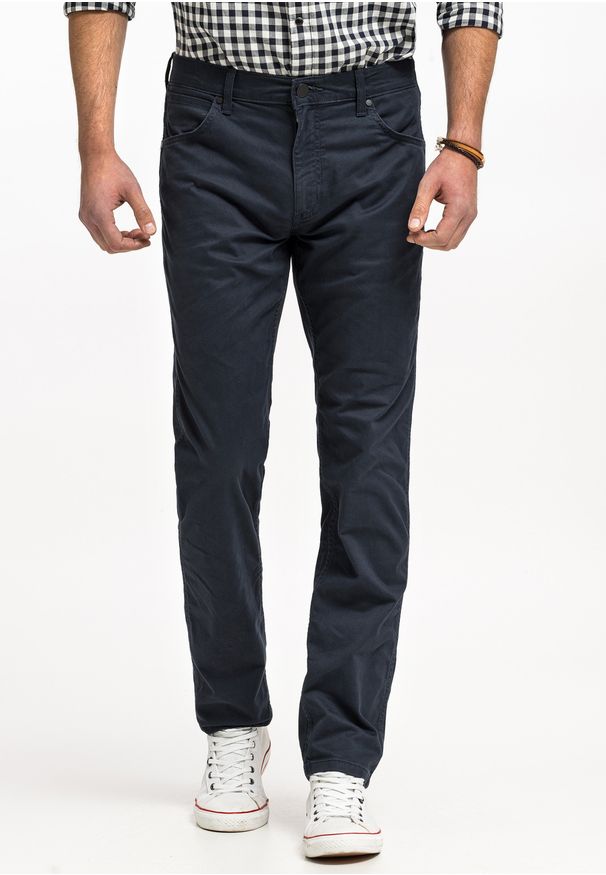 Wrangler - WRANGLER GREENSBORO MĘSKIE SPODNIE MATERIAŁOWE CHINO CHINOSY MARINE NAVY W15QOFB14 112320811. Materiał: materiał. Styl: marine
