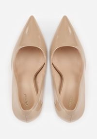 Born2be - Ciemnobeżowe Klasyczne Szpilki VICES z Lakierowanym Połyskiem Divenia. Okazja: na co dzień, na randkę, na ślub cywilny, na wesele. Kolor: beżowy. Materiał: lakier. Obcas: na szpilce. Styl: klasyczny #9