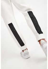 Armani Exchange - Spodnie dresowe ARMANI EXCHANGE. Materiał: dresówka. Wzór: nadruk #3