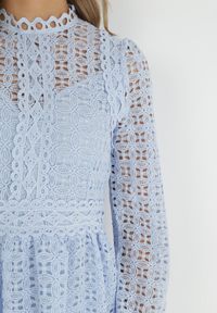 Born2be - Jasnoniebieska Koronkowa Sukienka Mini z Falbanką Kamari. Kolor: niebieski. Materiał: koronka. Wzór: gładki. Sezon: wiosna, lato. Długość: mini