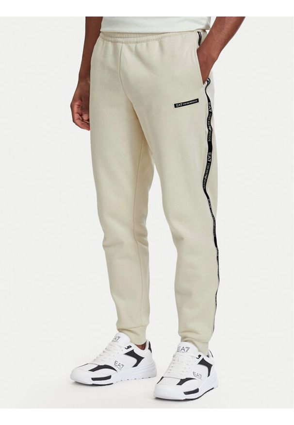 EA7 Emporio Armani Spodnie dresowe 7M002198 AF10377 U1079 Beżowy jasny Slim Fit. Kolor: beżowy. Materiał: bawełna