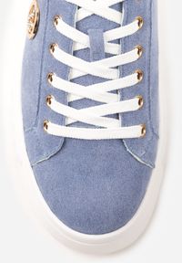 Born2be - Niebieskie Sneakersy Vices na Grubej Tłoczonej Podeszwie ze Sznurowaniem i Metaliczną Ozdobą Ulfedi. Okazja: na co dzień. Kolor: niebieski. Materiał: satyna, jeans. Wzór: aplikacja #9