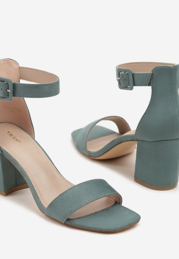 Born2be - Zielone Sandały Vices na Słupku z Kwadratowym Noskiem Kosennia. Okazja: na co dzień. Zapięcie: sprzączka. Kolor: zielony. Materiał: jeans. Obcas: na słupku. Styl: elegancki, casual