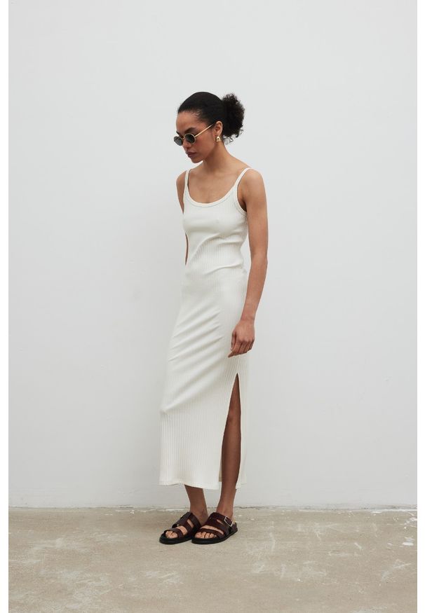 Marsala - Sukienka na ramiączkach z prążkowanej dzianiny w kolorze ECRU - CARMEN MAXI-M/L. Typ kołnierza: typu carmen. Materiał: dzianina, prążkowany. Długość rękawa: na ramiączkach. Długość: maxi