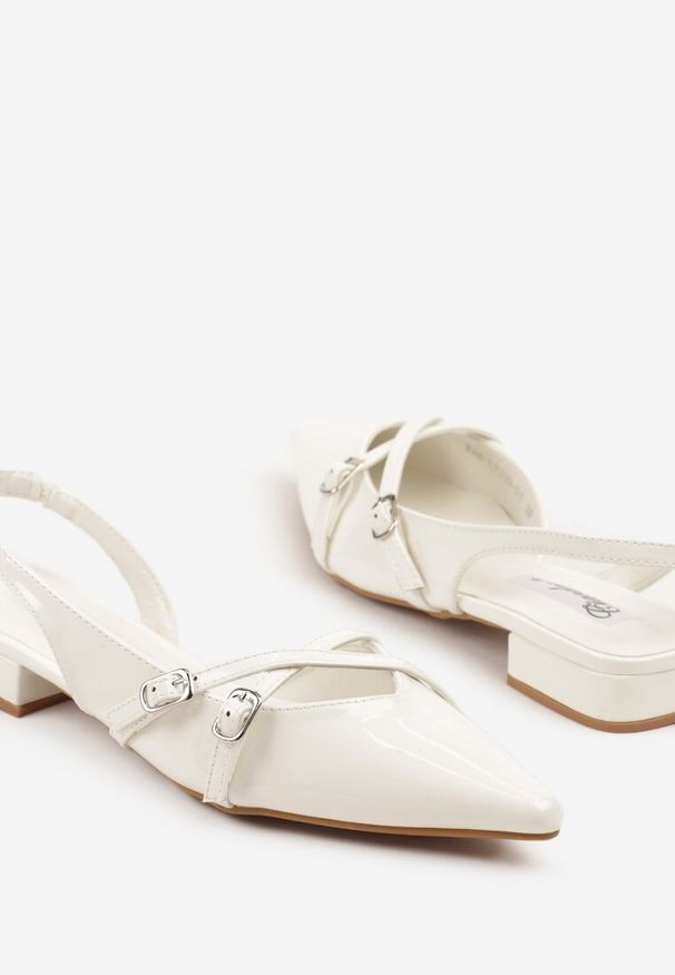 Born2be - Białe Sandały z Noskiem w Szpic Zdobione Paskami z Klamerkami Tenamira. Zapięcie: pasek. Kolor: biały. Wzór: aplikacja. Styl: boho, elegancki